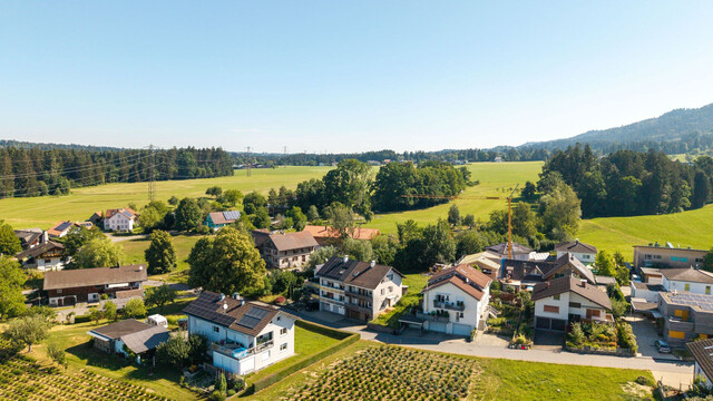 Sanierungsbedürftige Doppelhaushälfte in ruhiger Lage mit Garten und Bergblick