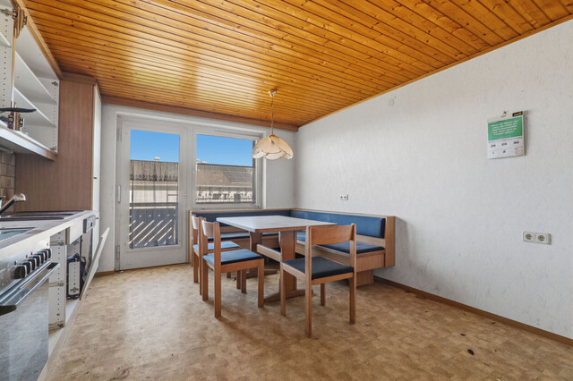 Sanierungsbedürftige Doppelhaushälfte in ruhiger Lage mit Garten und Bergblick