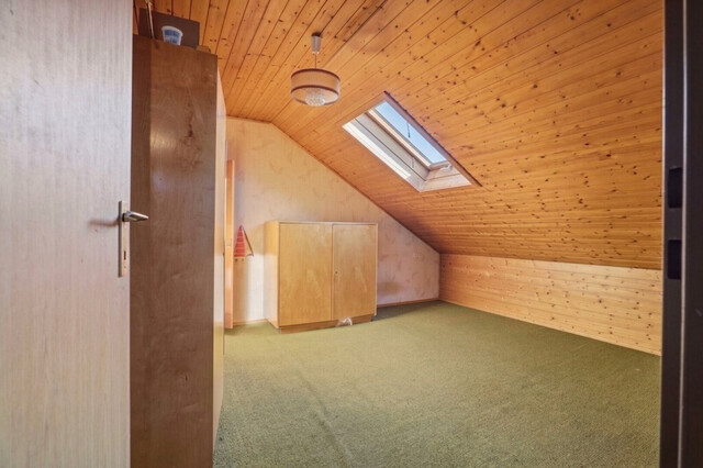 Sanierungsbedürftige Doppelhaushälfte in ruhiger Lage mit Garten und Bergblick