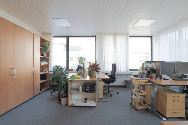 Arbeiten im Mittelpunkt: Gewerbefläche mit bester Sichtbarkeit zur Miete