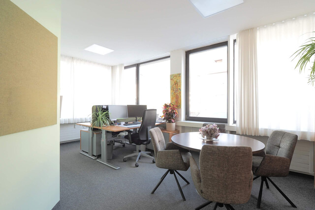 Arbeiten im Mittelpunkt: Gewerbefläche mit bester Sichtbarkeit zur Miete