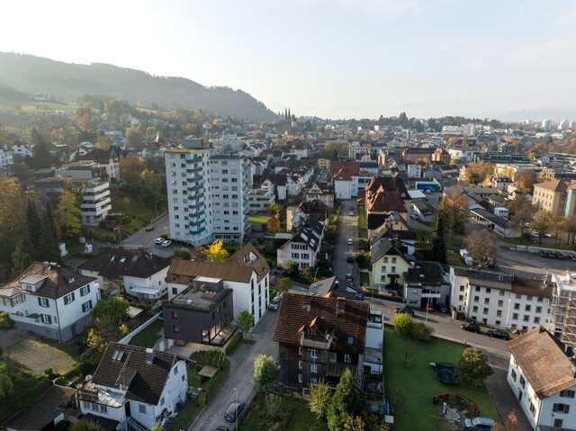 Wohnen wie im eigenen Haus: lichtdurchflutet, geräumig und Dachterrasse