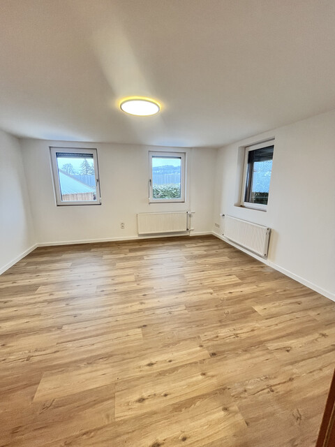 Renovierte 3,5 Zimmer-Wohnung mit großem Privatgarten, Gartenhaus, Carport und Keller in Höchst
