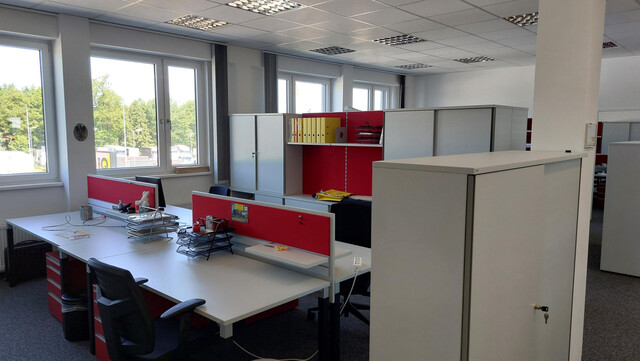 Bürogebäude neben Logistikzentrum