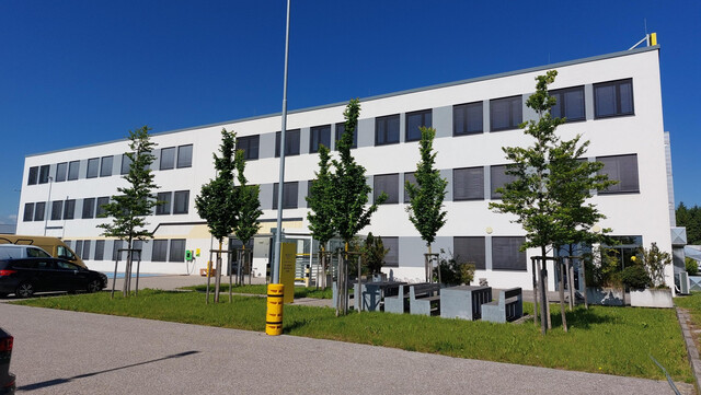 Bürogebäude neben Logistikzentrum