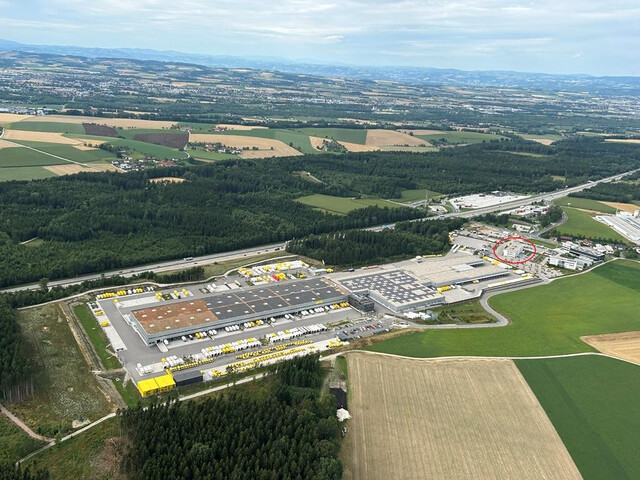 Bürogebäude neben Logistikzentrum