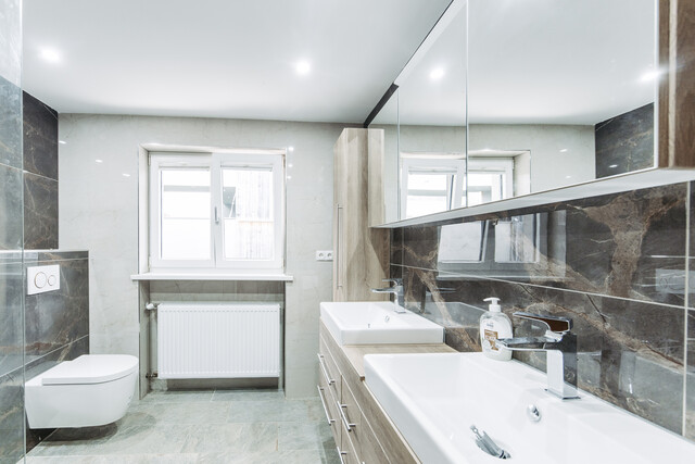 Bungalow mit Garagengebäude 