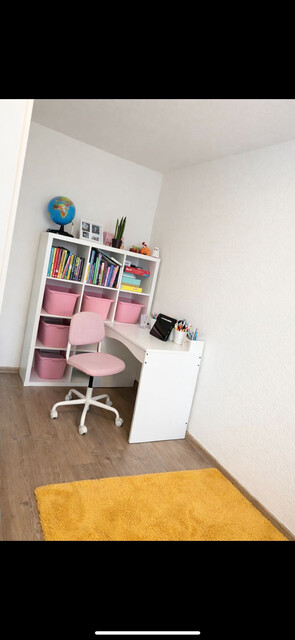 Renoviertes Dachgeschoss Wohnung mit Natursteinwände und Retrostilem Laminatboden, große Panoramaterasse mit atemberaubendem Bergaussicht. 