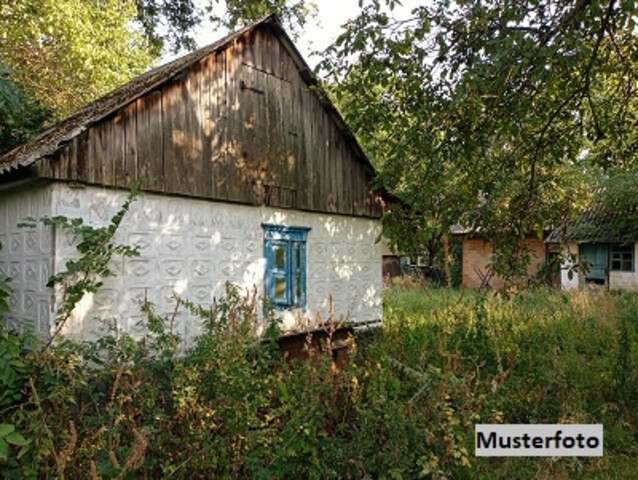 Kleine Hofstelle mit renovierungsbedürftiger Bausubstanz