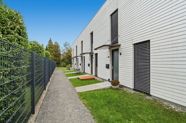 ruhig gelegenes Reihenhaus mit Garten, Terrassen und Carport