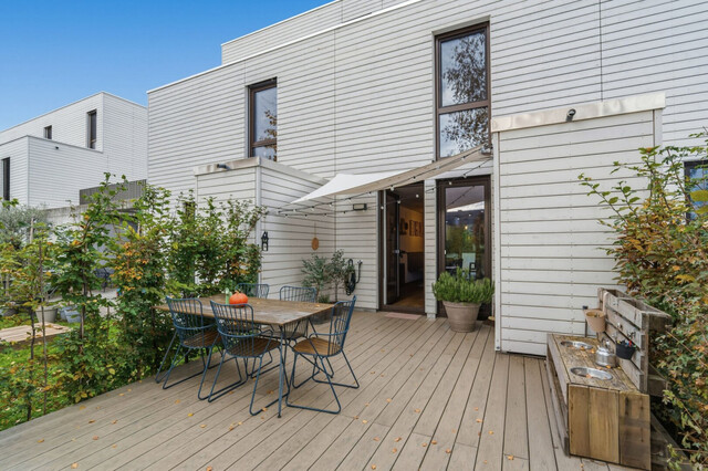 ruhig gelegenes Reihenhaus mit Garten, Terrassen und Carport