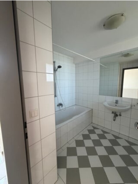 Lichtdurchflutete, ruhige 2 Zimmer Wohnung mit grosser Dachterasse in Toplage