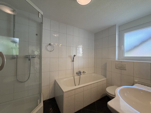 Schöne und sonnige  3-Zimmer-Wohnung mit 2 Tiefgaragenplätzen