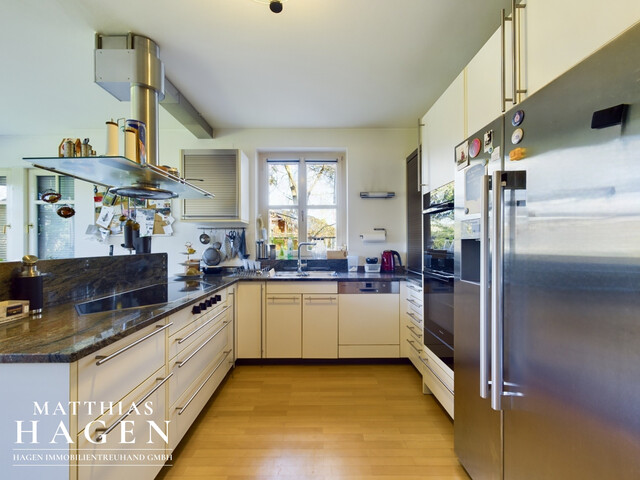 Großzügige Villa mit beeindruckendem Grundstück und Pool