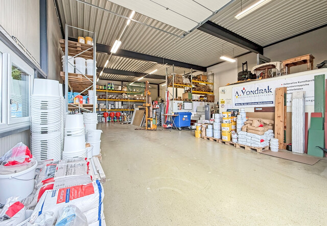 Betriebsgebäude mit Halle, Büro und eleganter Penthousewohnung