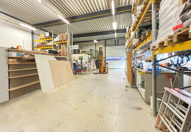 Betriebsgebäude mit Halle, Büro und eleganter Penthousewohnung