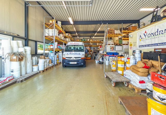 Betriebsgebäude mit Halle, Büro und eleganter Penthousewohnung