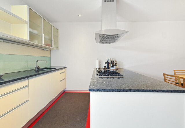 Betriebsgebäude mit Halle, Büro und eleganter Penthousewohnung