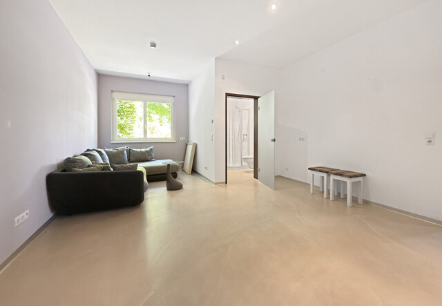 Betriebsgebäude mit Halle, Büro und eleganter Penthousewohnung