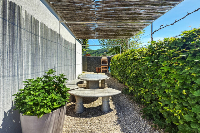 Betriebsgebäude mit Halle, Büro und eleganter Penthousewohnung