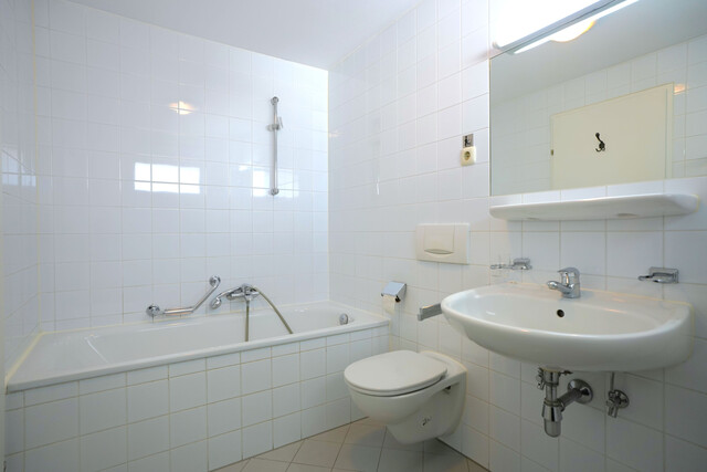 Helle 2-Zimmer-Wohnung mit Balkon,  Keller und Tiefgaragenplatz 