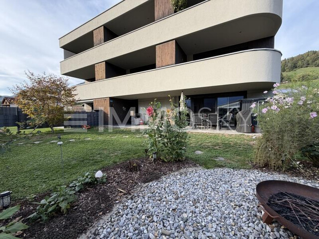 Neuwertige Gartenwohnung mit 2x Garage