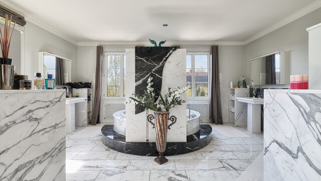 Großzügige Villa mit Pool, Jacuzzi und exklusiver Ausstattung