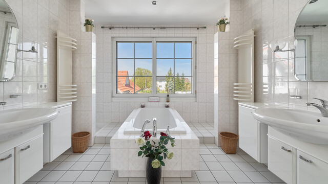 Großzügige Villa mit Pool, Jacuzzi und exklusiver Ausstattung