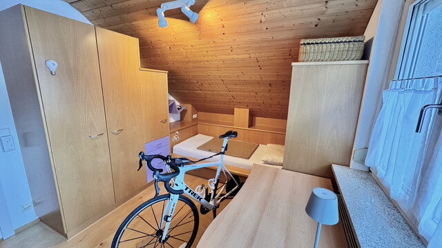 Große  helle 4 Zimmer Dachgeschosswohnung mit Aussicht, 2  Balkonen, Carport und viel Stauraum 