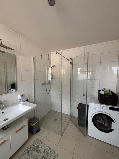 Moderne 2-Zimmer Dachgeschosswohnung mit großem Balkon und Carport