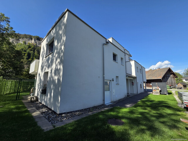 NEUER PREIS: Neuwertiges, klimatisiertes 3-Zimmer-Penthouse in ruhiger Lage mit Unterstellplatz in Koblach!