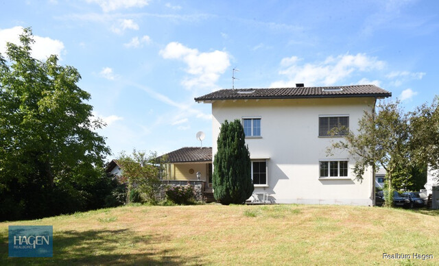 Großes Grundstück mit vermietbarem Haus