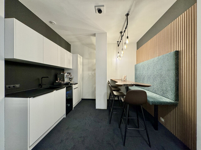 Schönes neu saniertes Büro mit Gemeinschaftsküche!