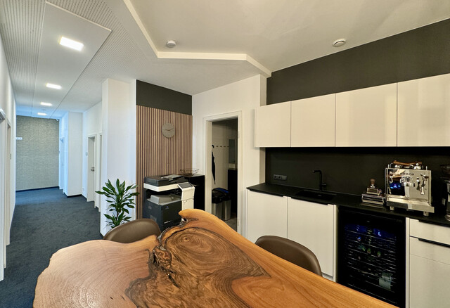 Schönes neu saniertes Büro mit Gemeinschaftsküche!