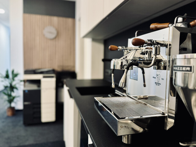 Schönes neu saniertes Büro mit Gemeinschaftsküche!