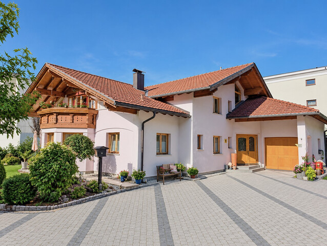 Großes Zweifamilienhaus in bester Lage im Obdorf