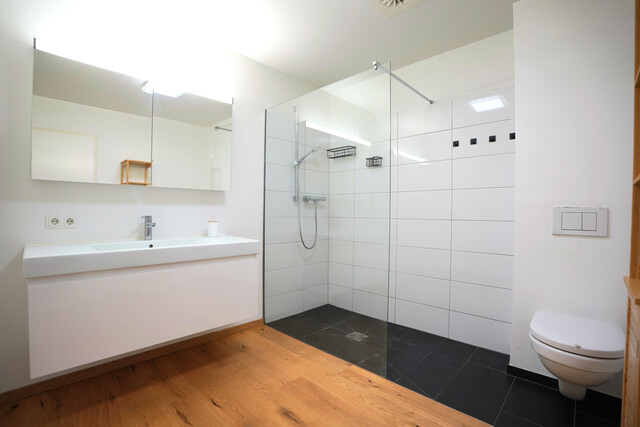 Garnmarkt: Moderne 3-Zimmer-Wohnung, hochwertige Teilmöblierung