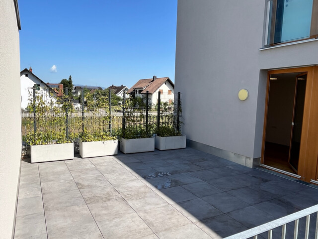 Exklusive 2-Zimmerwohnung mit Penthouse-Flair, großer Terrasse und Loggia, in Grenznähe