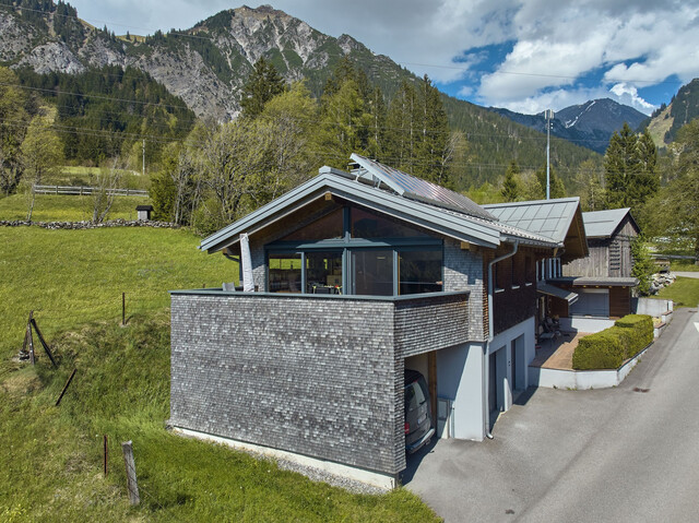 Großes Wohnhaus mit zwei Wohnungen zu verkaufen