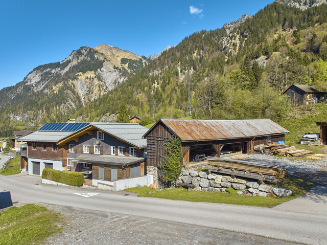 Großes Wohnhaus mit zwei Wohnungen zu verkaufen