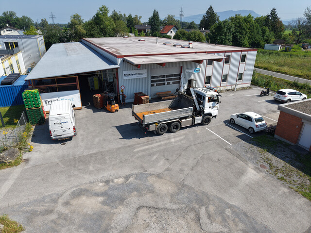Attraktive Gewerbeimmobilie im Betriebsgebiet Lustenau Nord mit großem Innen- und Außenlager, Bürotrakt und Betriebswohnung.