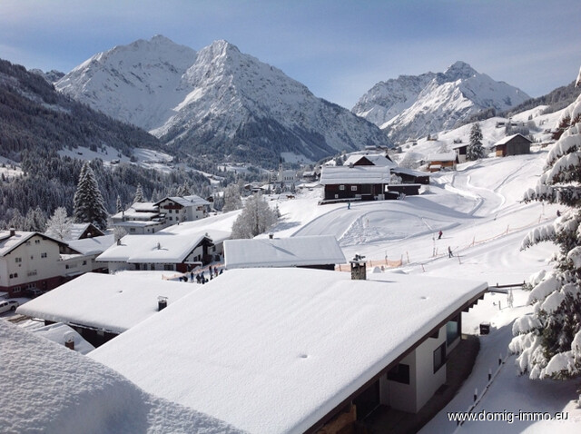 Top Touristenlage im Kleinwalsertal. In diesem Hotel können Sie vom Bett direkt auf den Berg/Piste.