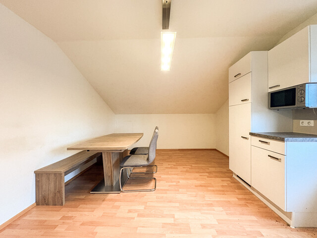 2 1/2 Zimmerwohnung im Dachgeschoss (Pauschalmiete inkl. BK & Strom) - Top7