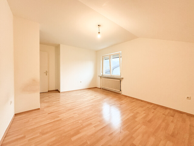 2 1/2 Zimmerwohnung im Dachgeschoss (Pauschalmiete inkl. BK & Strom) - Top7