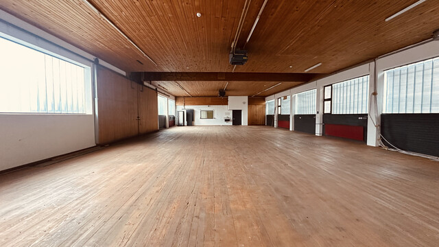 2 x 370 m² (ebenerdig + 1. OG), stützenfreie, helle Multifunktions-Halle + 750m² asphaltierte Freifläche (sep. anmietbar) in Lauterach, Autobahnnähe