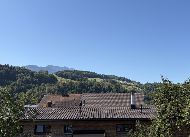 Neue Dachwohnung mit Charme in Dreiparteienhaus in Nofels
