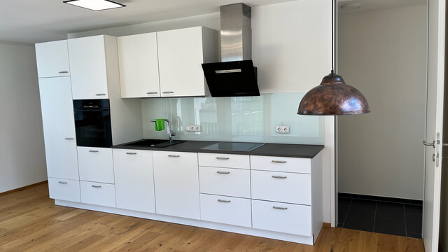Exklusive 2-Zimmerwohnung mit Penthouse-Flair, großer Terrasse und Loggia, in Grenznähe