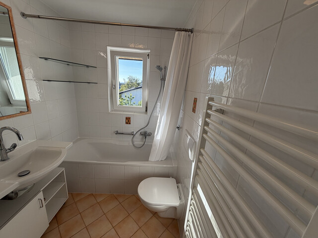 Sonnige 3,5 Zimmer Wohnung mit Balkon in Seenähe 