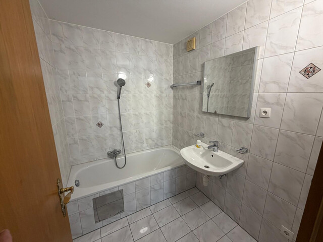 Grosszügige 2-Zi-Wohnung im 2ten Stock zu verkaufen!