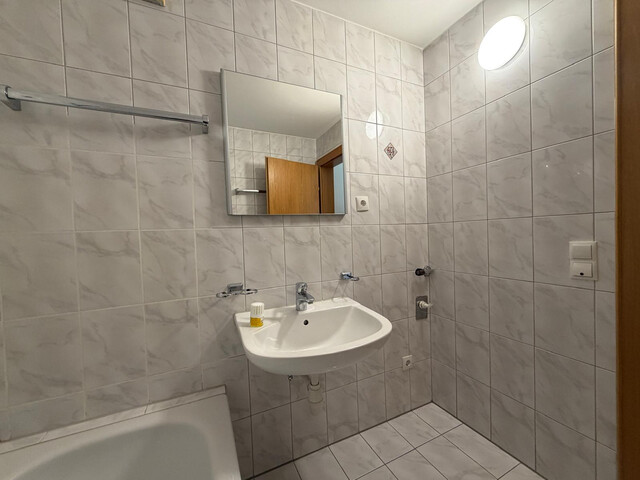 Grosszügige 2-Zi-Wohnung im 2ten Stock zu verkaufen!